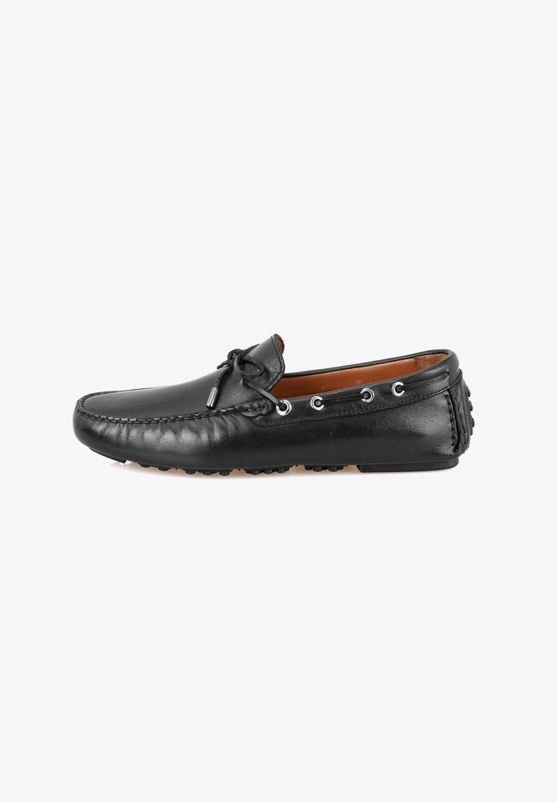 Mocassin en cuir noir avec broderies décoratives, fermeture à lacets et œillets en métal. Semelle texturée avec petits picots en caoutchouc pour une meilleure adhérence.