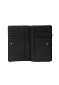 Interior de una cartera de cuero negro que presenta múltiples compartimentos para tarjetas, cierre de botón a presión y una textura suave. Diseño limpio con herrajes mínimos.