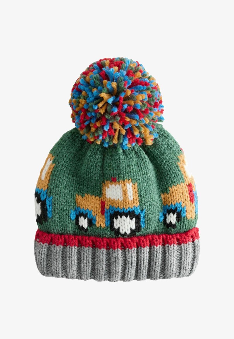 Groene gebreide wintermuts voor kinderen met een multi-kleurige pompon en een geel tractorpatroon, rode afwerking en een grijze geribde manchet.