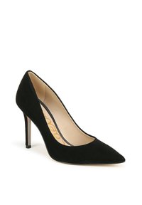 Pump neri in suede con tacco a stiletto, punta affusolata e interno beige. Caratterizzato da una texture liscia e da un design elegante.