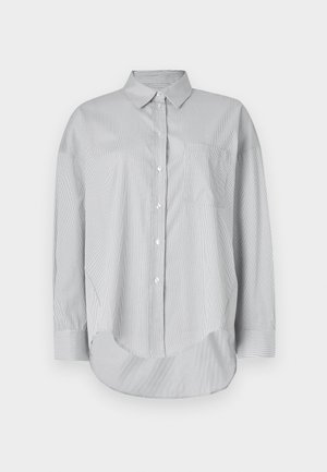 Camisa de botón gris claro hecha de una tela suave. Presenta finas rayas verticales, un bolsillo en el pecho y un dobladillo curvado. Mangas largas.