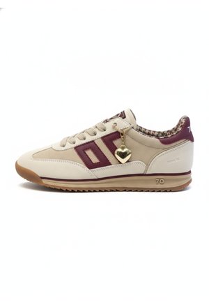 Zapatilla beige y burdeos con un colgante de corazón dorado, forro interior con estampado de leopardo y "70" grabado en la suela y el talón.