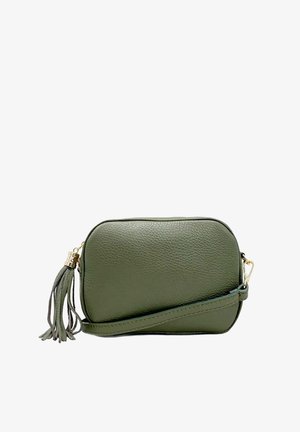 Bolso cruzado de cuero verde con un acabado texturizado, forma rectangular, herrajes dorados y un acento decorativo de borlas.