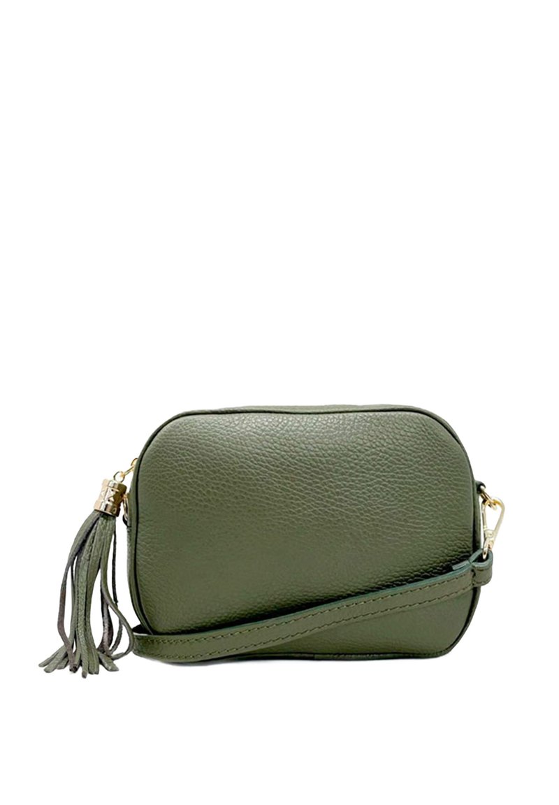 Bolso cruzado de cuero verde con un acabado texturizado, forma rectangular, herrajes dorados y un acento decorativo de borlas.