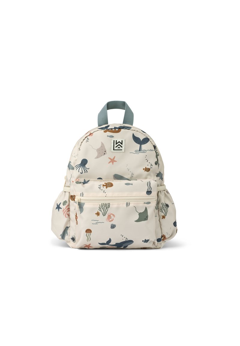 Zaino realizzato in un tessuto color crema chiaro decorato con illustrazioni di creature marine colorate. È dotato di una tasca frontale e di due tasche laterali.