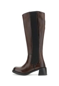 Bota de cuero marrón hasta la rodilla con un acabado texturizado, panel lateral elástico negro y un resistente tacón de bloque.