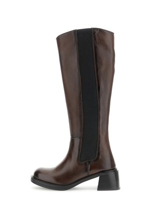 Botte haute en cuir marron présentant une finition texturée, un panneau latéral élastique noir et un talon épais robuste.