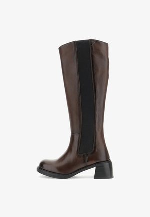 Stivale al ginocchio in pelle marrone con finitura testurizzata, pannello laterale in elastico nero e tacco a blocco robusto.