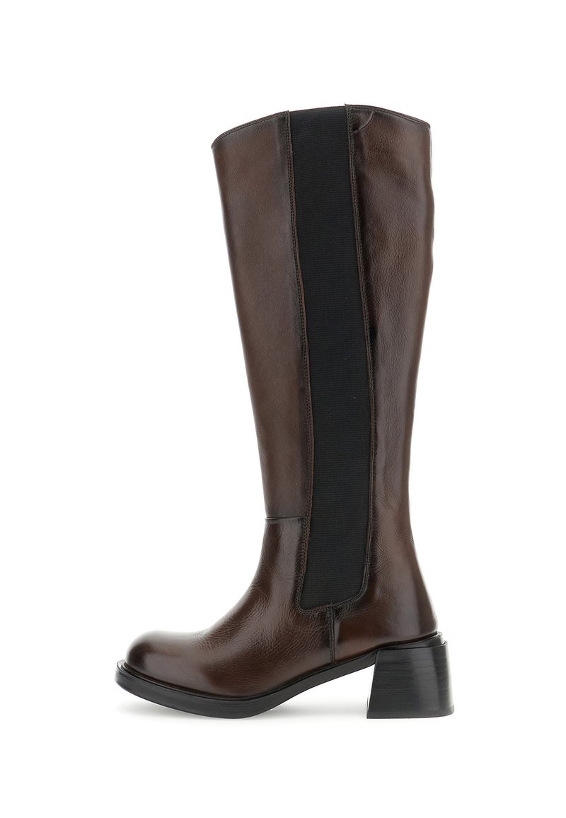 Bota de cuero marrón hasta la rodilla con un acabado texturizado, panel lateral elástico negro y un resistente tacón de bloque.
