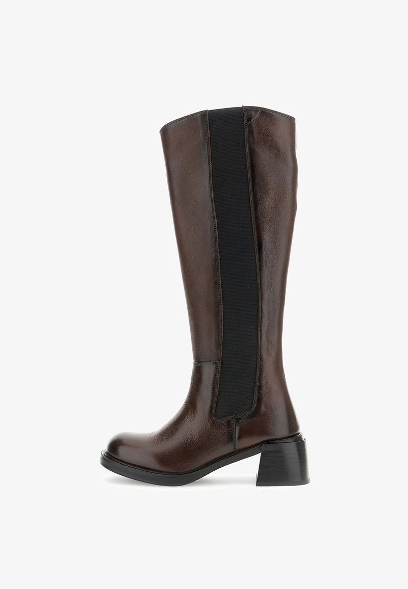 Brązowy skórzany kozak sięgający do kolan z teksturowanym wykończeniem, czarną elastyczną boczną panelą i solidnym obcasem w kształcie bloku.