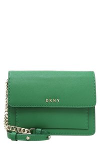 Borsa a tracolla verde in pelle con finitura testurizzata, hardware dorato, pattina frontale e tracolla a catena. Presenta il logo DKNY sul fronte.