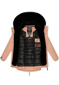 Vadderad jacka med en svart pälsfodrad huva, ljusrosa utsida och svart insida. Har en dragkedjeficka och etiketter inuti.