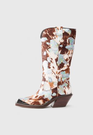 Bottes de cow-boy en cuir de vachette brun et blanc avec un motif floral irisé, bout pointu et talon en bois anglé, arborant des accents en cuir et des coutures.