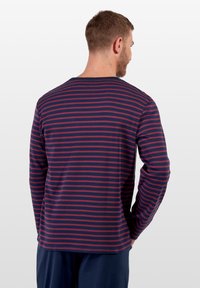 Langarmshirt met horizontalen strepen in marineblauw en bordeaux, gemaakt van zachte stof met een ronde halslijn en een ontspannen pasvorm.