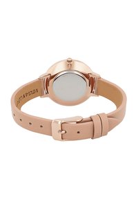 Roze gouden horloge met een ronde kast en een gepolijste bezel. Beschikt over een beige leren band met een gladde textuur en een verstelbare sluiting.