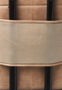 Bruin leren product met een gestructureerd, beige gaaspaneel en zwarte metalen steunbalken. Het ontwerp bevat gestikte details op het leer.