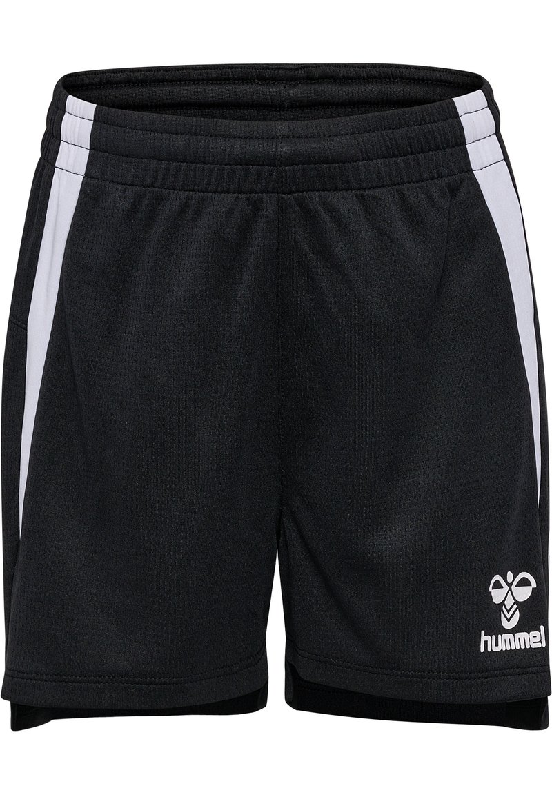 Shorts de sport noirs en tissu texturé, avec des bandes latérales blanches et un logo. Le design comprend une taille élastique et des fentes sur les côtés.
