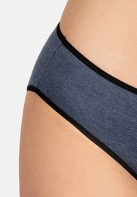 Grijze katoenen slips met een gladde textuur, voorzien van een zwarte elastische tailleband en afwerking. Het ontwerp is naadloos met een lage taillehoogte.