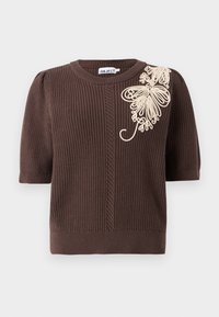 Pull court en tricot marron avec un motif brodé floral de couleur crème sur l'épaule gauche et un design côtelé texturé.
