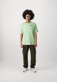New Era PINSTRIPE TEE - Marškinėliai su spaudiniu - light green
