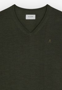 Pulover verde măsliniu cu decolteu în V, fabricat dintr-un material moale, având un mic logo cu un craniu pe partea stângă și manșete și tiv ribbord.