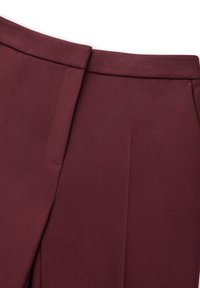 Burgundské kalhoty na míru z texturované látky, s čistými liniemi, jednokládaným designem a hladkým pasem bez viditelného kovového zapínání.