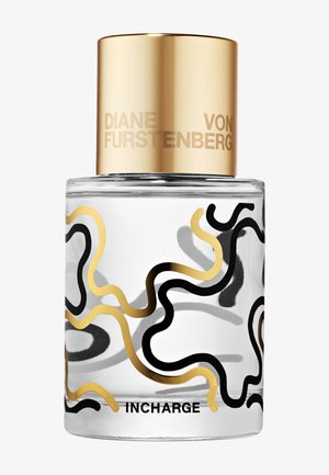 Klar glassparfymeflaske med svarte og gyldne bølgelinjer, gyllen hette merket "Diane Von Furstenberg" og teksten "InCharge" på fremsiden.