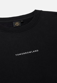 Zwarte sweatshirt met een geribbelde halslijn, voorzien van "TOMORROWLAND" in witte letters op de voorkant. Zachte stof met een plain structuur.