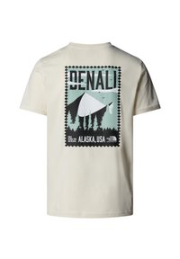 Cremefarvet bomulds T-shirt med et grafisk print af Denali, Alaska, i sort og mintgrøn, omkranset af en scallop-bord.