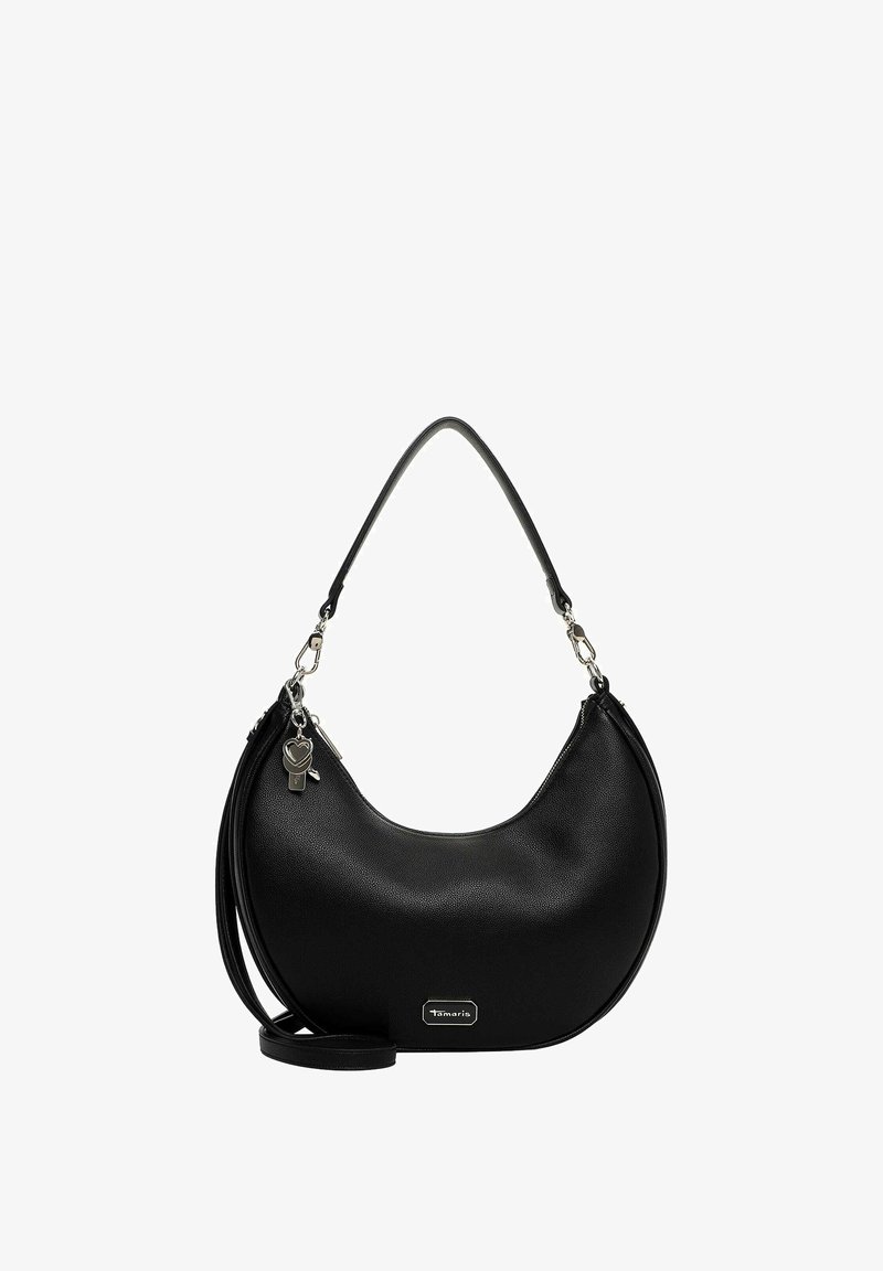 Zwarte leren schoudertas met een gebogen vorm, zilveren hardware, afneembare band en een sleutelhanger. Soepele textuur en ritssluiting.