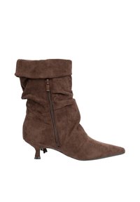 Brązowy zamszowy botek za kostkę z luźnym fasonem, szpiczastym noskiem oraz bocznym zamkiem, posiadający niewielki obcas i teksturowaną powierzchnię.