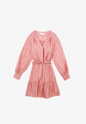 Robe rose en tissu texturé avec un décolleté en V, de longues manches bouffantes, une taille ceinturée et un ourlet volé. Présente des motifs de vagues douces.