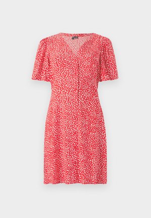 Rode jurk met een V-hals en korte pofmouwen. Het heeft een witte stippenpatroon en knoopdetails langs de voorkant. Lichte stof.