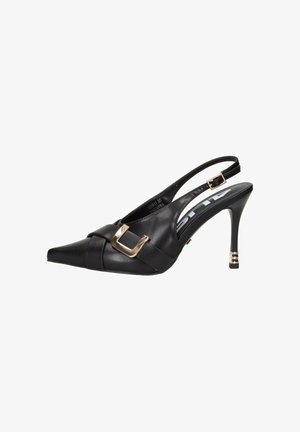 Décolleté slingback in pelle nera con punta a punta, dettaglio fibbia dorata e tacco a stiletto sottile su sfondo bianco.
