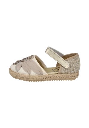 Sandalia espadril beige para niño con suela de yute trenzado, detalles de hojas de tela en la parte delantera y cierre de velcro en el tobillo.