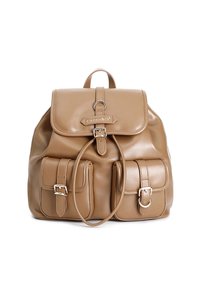 Tanfärgad faux läderryggsäck med lockstängning, justerbara remmar och två framfickor. Har detaljer i silverfärgade metalldelar och sömnad.