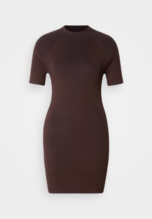 Vestido corto de manga corta de punto acanalado marrón oscuro con cuello redondo, silueta ajustada y dobladillo hasta la rodilla sobre un fondo claro y liso.