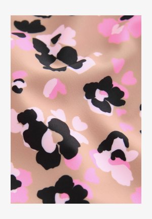 Gėlių audinys, kuriame išdėstyti juodi, rožiniai ir balti gėlės ant smėlio spalvos fono; lygus paviršius su širdelės formos detalėmis.