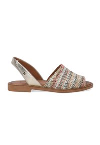 Gewebte, mehrfarbige Slingback-Sandale mit metallisch goldenem Absatz und brauner Sohle, offen an der Zehe und mit strukturiertem Obermaterial.