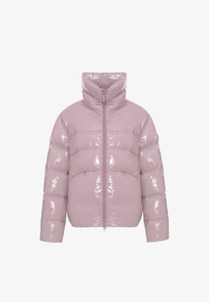 Puhasta jakna v svetlo rožnati barvi, iz sijočega materiala, zasnovana z visokim ovratnikom in sprednjim zadrgo, z vodoravnimi quiltanimi vzorci in kratkimi rokavi.