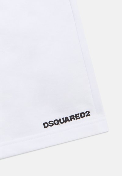 Λευκό ύφασμα με το μαύρο λογότυπο "DSQUARED2" τυπωμένο κοντά στη ραμμένη άκρη, σε απλό ανοιχτό φόντο.
