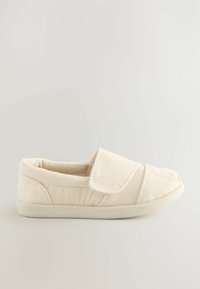 Beige Slipper aus Stoff mit strukturierter Oberfläche, runder Zehenpartie, elastischen Akzenten und einer weichen, kontrastierenden Sohle.