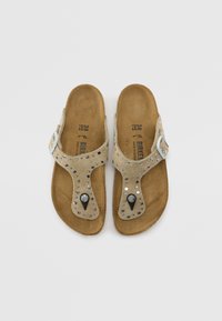 Beige suede sandalen met glanzende zilveren studs, een zwarte edelsteenaccent aan de voorkant en een verstelbare band; contoured voetbed voor comfort.