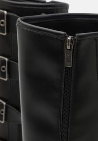 XTI Botas con plataforma - black