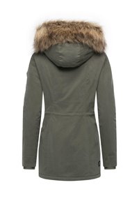 Grön parka-jacka med fuskpälsfoder på huvan, långa ärmar, åtsittande midja och elastiska manschetter. Har en slät yttre textur.