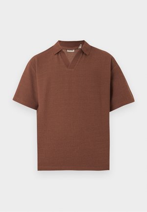 Chemise marron texturée à manches courtes avec un large col en V et un petit col, présentée sur fond blanc.