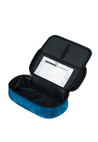 Astuccio per matite blu in tessuto con superficie testurizzata, chiusura con zip, interno nero e una busta per documenti con motivo all'interno.