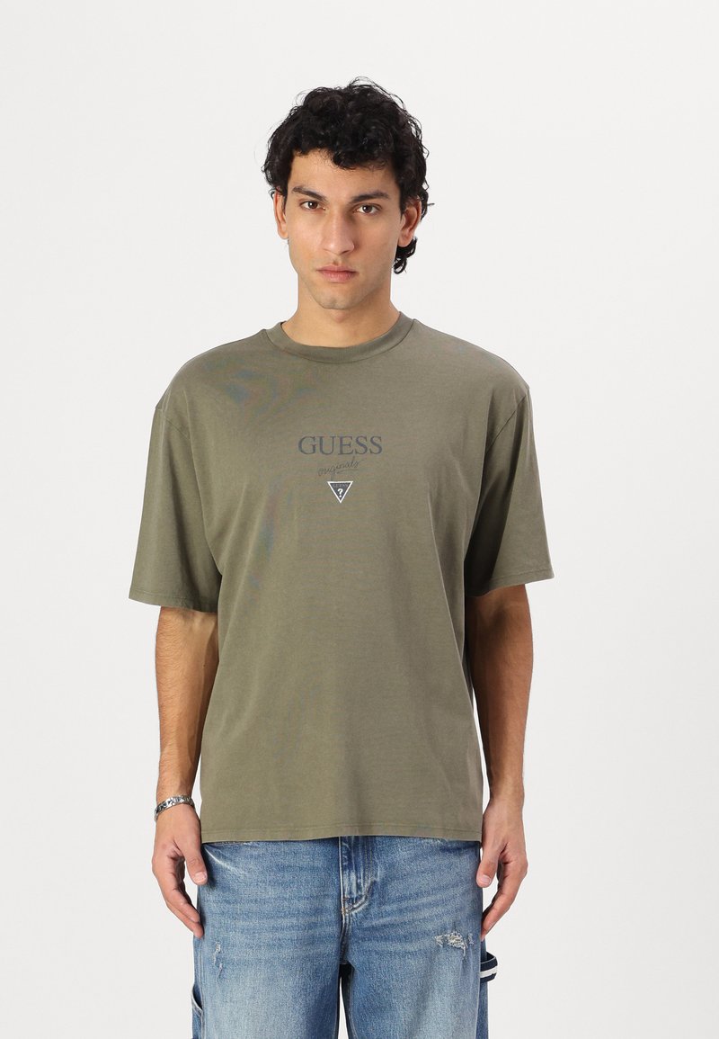 Guess Originals PRINTED BAKER - T-shirts med print - olive mourning
