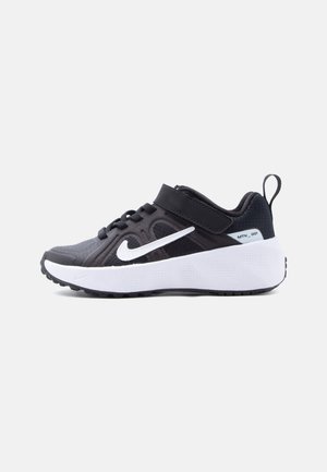 Sort-hvid atletiksko med snørebånd og velcrorem, hvid Nike Swoosh og trækkemøgle på hælen.