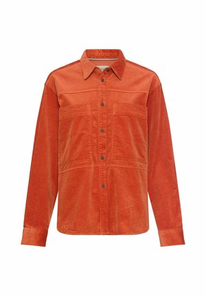 Oranje corduroy overhemd met lange mouwen, kraag, knoopsluiting aan de voorkant, twee borstzakken en knoopmanchetten op een witte achtergrond.